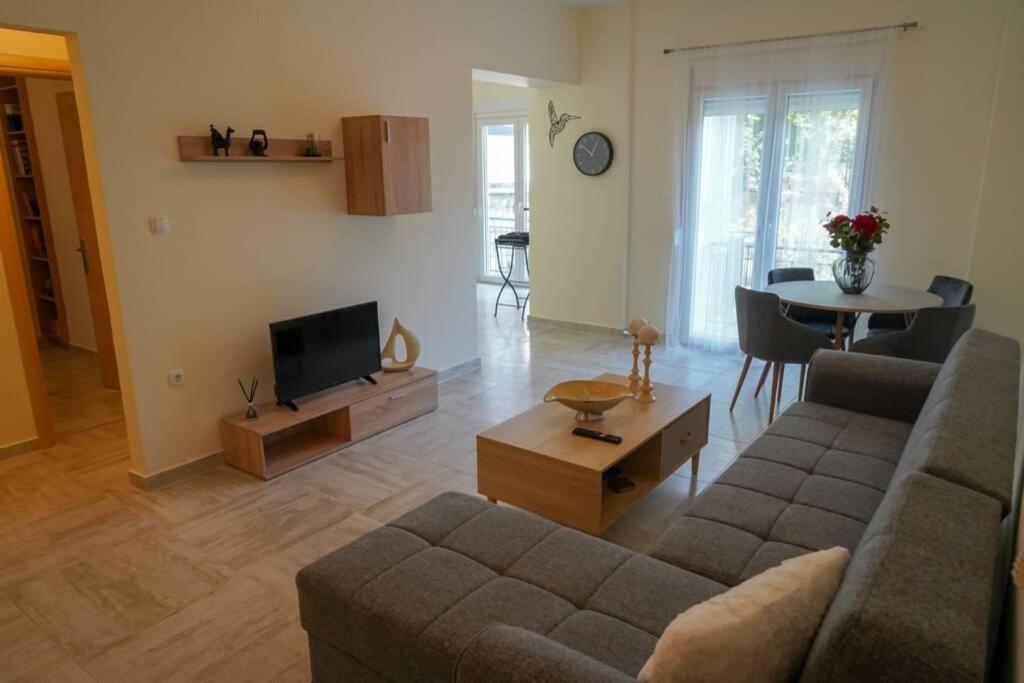 Modern Apartment In The City Center อิโออันนินา ภายนอก รูปภาพ
