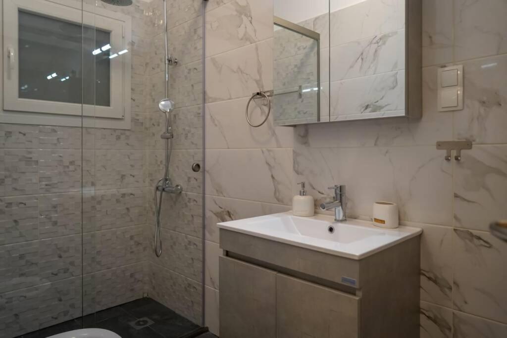 Modern Apartment In The City Center อิโออันนินา ภายนอก รูปภาพ