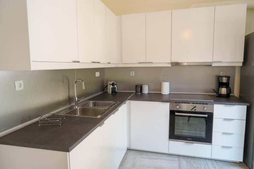 Modern Apartment In The City Center อิโออันนินา ภายนอก รูปภาพ