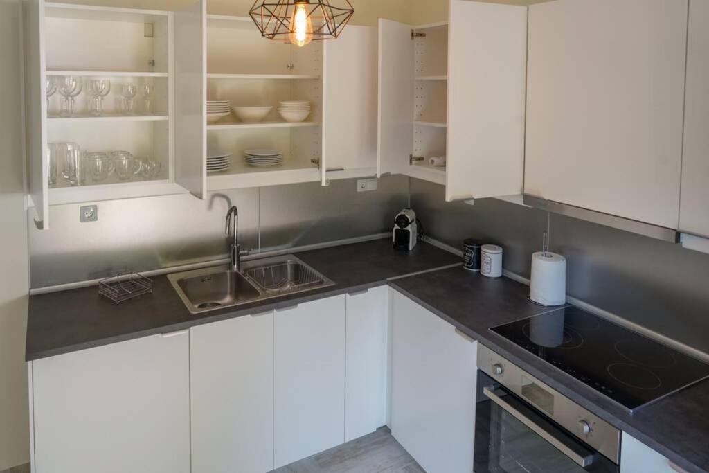 Modern Apartment In The City Center อิโออันนินา ภายนอก รูปภาพ